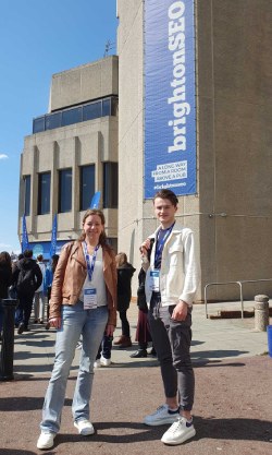 Karen en Tristan bij BrightonSEO