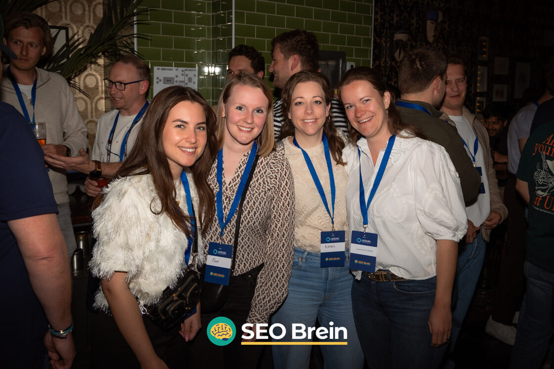 Lotte, Noor, Karen en Janneke tijdens een SEO-borrel bij BrightonSEO