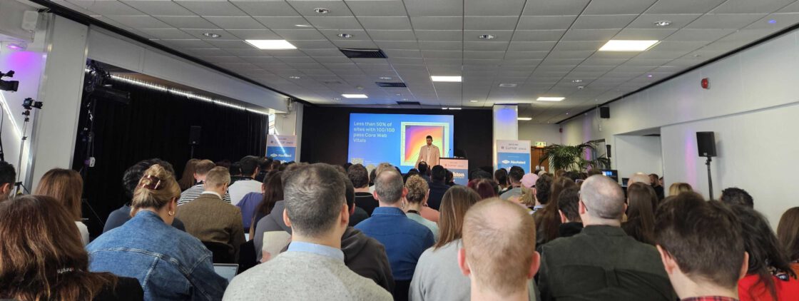 Een presentatie over Core Web Vitals in een zaal vol mensen